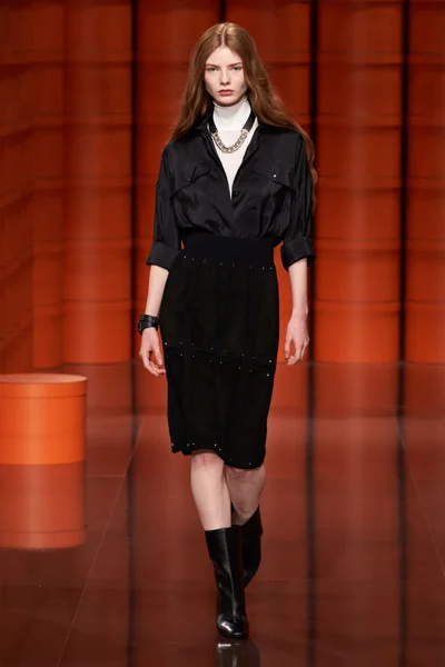 Look 16